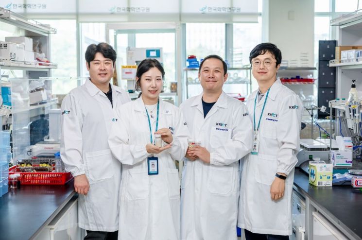 화학연 연구진. (왼쪽부터) 최준호 선임연구원, 조해민 박사후연구원, 김종화 박사후연구원, 김호용 책임연구원. 화학연 제공