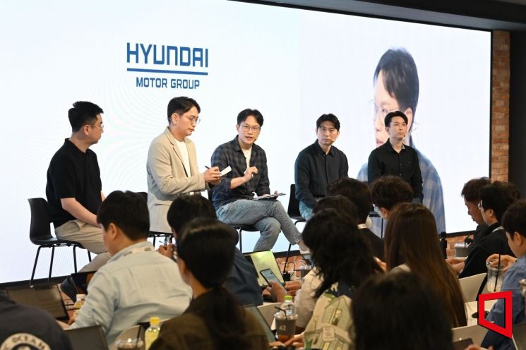 박민우 현대차·기아 AVP본부장(사장) 겸 포티투닷 대표(가운데)가 11일 경기도 성남시 포티투닷 본사에서 열린 '자율주행 미디어데이'에서 발언하고 있다. 현대차