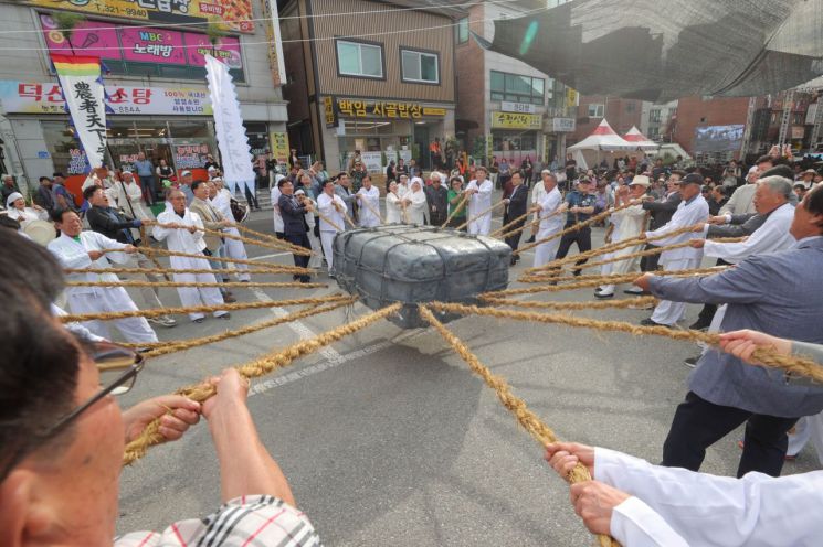 용인특례시가 11일 '제11회 백암 백중문화제'를 개최했다. 사진은 지경다지기 공연. 용인시 제공