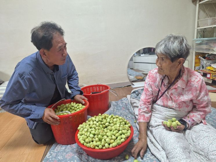 아들 김병준 씨와 어머니 백순매 씨. 사진=최대억 기자
