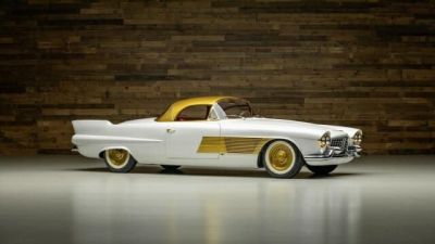 24K 금도금 장식을 두른 1953년형 캐딜락 '엘레간테(Elegante)'가 미국 경매에서 약 17억원에 낙찰됐다. 트루즈 경매