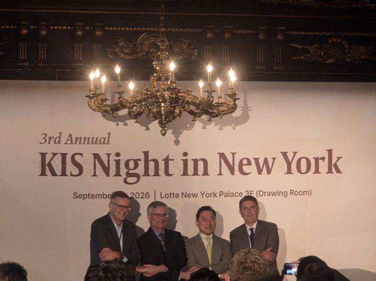 김성환 한국투자증권 사장이 미국 뉴욕 롯데호텔에서 열린 'KIS Night in New York 2026'에서 기념촬영을 하고 있다. 뉴욕(미국)=황윤주 특파원