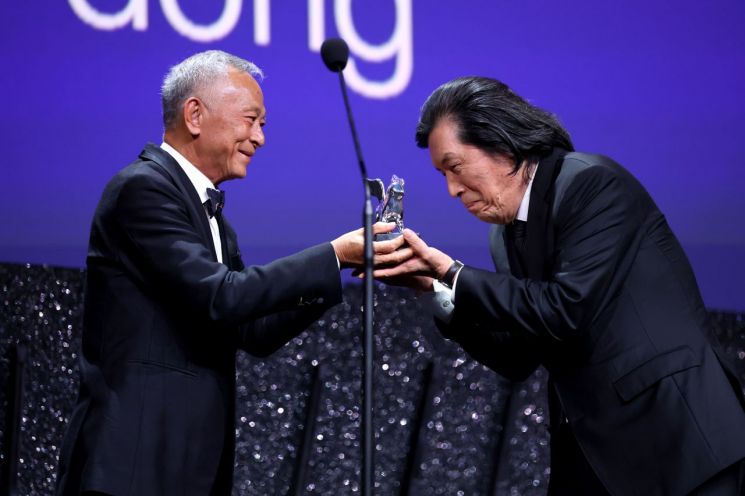 이창동 감독이 심사위원인 두기봉 감독으로부터 심사위원상을 받고 있다./넷플릭스.