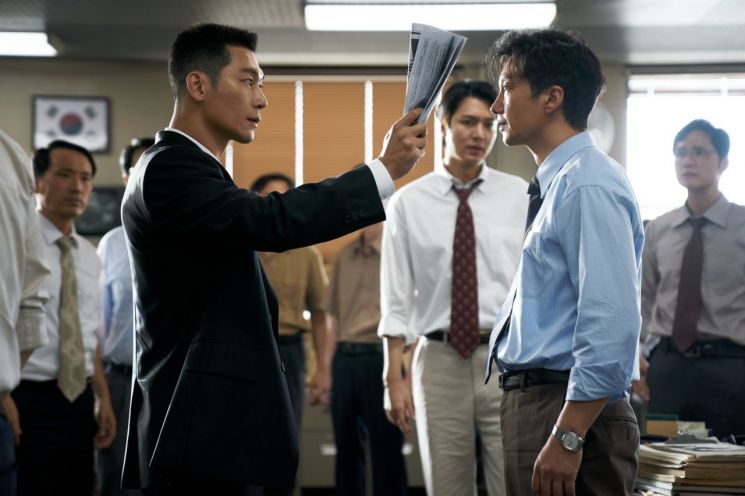 허 감독은 육영수 여사 피격 사건을 영화 소재로 선택한 이유에 대해서도 설명했다. 그는 사건 발생 당시 초등학교 5학년이었으며, 가족들과 함께 육 여사의 사망 소식을 접하고 큰 슬픔을 느꼈던 기억이 있다고 회상했다.