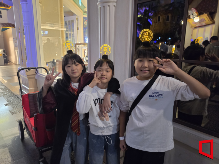 SKT는 12일 밤 11시부터 13일 새벽 5시까지 롯데월드 어드벤처 실내 전체를 통대관해 'T 장기고객 프로그램 어드벤처 데이'를 진행했다. 행사에 참석한 30년 이상 장기고객 가족들이 기념사진을 찍고 있다. 서소정 기자.
