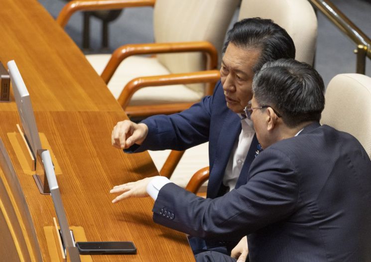 정청래 전 더불어민주당 대표와 정성호 전 법무부 장관이 10일 국회에서 열린 제439차 정기회 본회의에 참석해 대화하고 있다. 연합뉴스