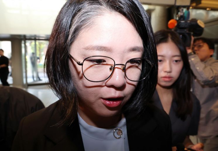 용혜인 성평등가족부 장관 후보자가 지난 11일 서울 서대문구에 마련된 인사청문회 준비 사무실로 출근하고 있다. 연합뉴스