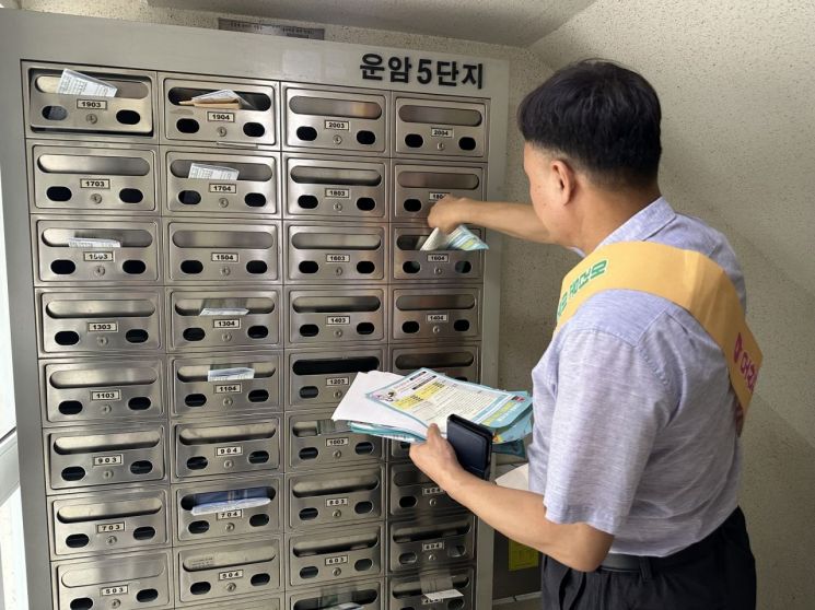 오산시 관계자사 지역 공동주택을 찾아 복지사각지대에 놓인 위기가구의 발굴·신고 방법을 안내하는 홍보활동을 펼치고 있다. 오산시 제공