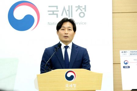 이성글 국세청 조사국장이 14일 정부세종청사에서 '국민 필수 생활비 관련 물가 불안 조장 탈세 혐의자 세무조사'에 대해 브리핑을 하고 있다. 국세청