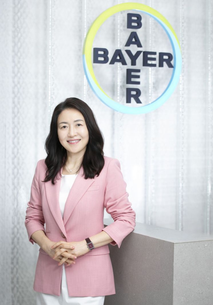 이진아 바이엘코리아 대표가 아시아경제와 인터뷰 하고있다. 바이엘코리아