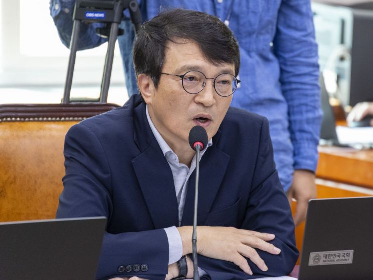 지난 9일 국회에서 열린 법제사법위원회 전체회의에서 더불어민주당 법사위 신임 간사인 김의겸 의원이 의사 진행 발언을 하고 있다. 연합뉴스