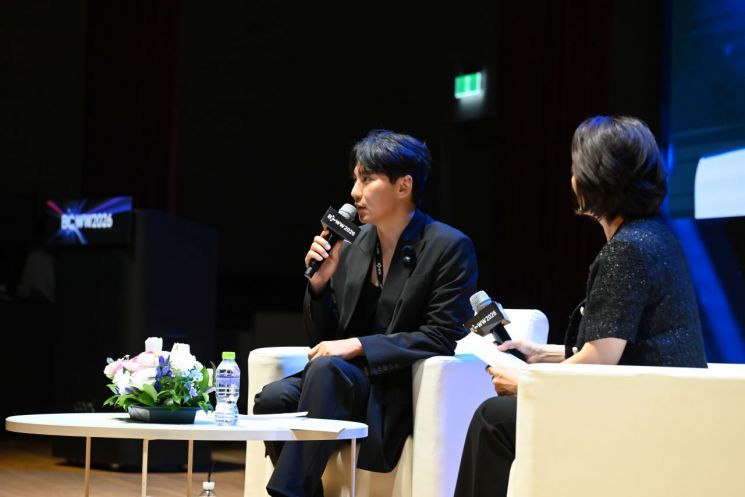 배우 김남길이 14일 서울 강남구 코엑스에서 열린 국제방송영상마켓(BCWW) 콘퍼런스 스페셜 세션 '컷(CUT) 너머의 세계'에서 이야기하고 있다./한국콘텐츠진흥원.
