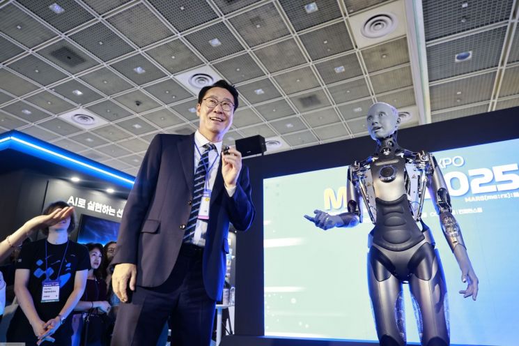 정명근 화성특례시장이 MARS 2025에서 휴머노이드 로봇과 대화하고 있다. 화성시 제공