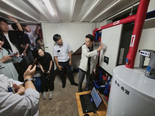 제주 실증주택 지하 기계실에 설치된 삼성전자 'EHS 히트펌프'의 하이드로유닛과 축열조의 모습. 강희종기자
