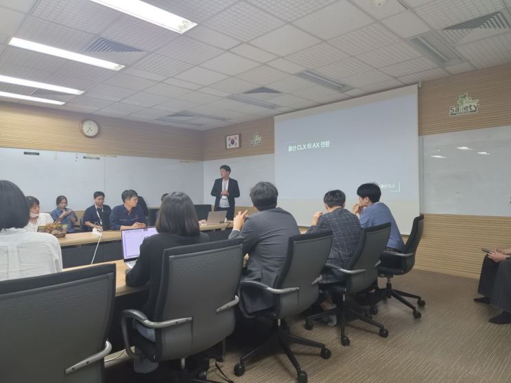 지난 10일 정창훈 SK에너지 제조AI추진팀장이 울산CLX 내 회의실에서 기자들에게 울산CLX의 인공지능 전환(AX) 추진 방향을 설명하고 있다. 서믿음