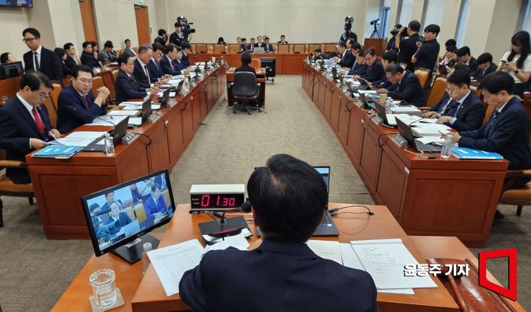 15일 국회에서 이형일 경제부총리 겸 재정경제부 장관 후보자 인사청문회가 열리고 있다. 2026.09.15 윤동주 기자