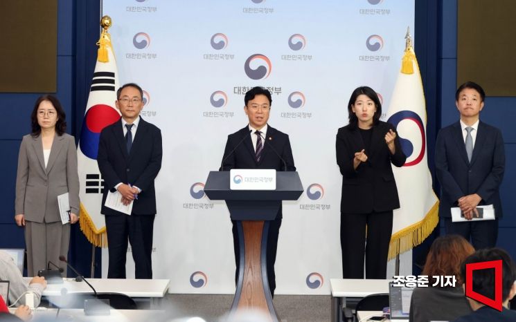 김영훈 고용노동부 장관이 15일 서울 종로구 정부서울청사에서 '메가특구 특별법 관련 사회적 대화 제안' 브리핑을 하고 있다. 2026.9.15 조용준 기자