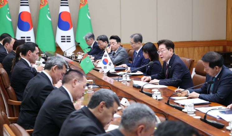 이재명 대통령이 15일 청와대에서 열린 세르다르 베르디무하메도프 투르크메니스탄 대통령과의 확대 정상회담에서 발언하고 있다. 2026.9.15 연합뉴스
