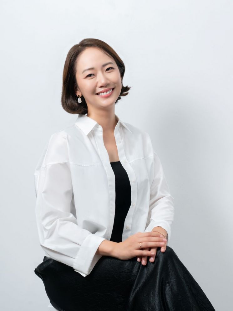 'AI 시대에 예술을 해도 될까요?'를 쓴 정유진 오티스예술디자인대학 국제입학처 부처장. 그는 “AI를 얼마나 잘 다루느냐보다 AI로 무엇을 하고 싶은지가 중요하다”며 창작자의 기준과 안목, ‘자기만의 질문’을 강조했다. 부키