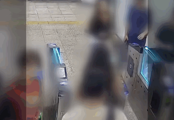 당시 외국인 남녀 일행 3명 가운데 여성 2명은 각각 교통카드를 찍고 개찰구 안으로 들어갔다. 이후 여성 가운데 한 명이 자신의 카드를 밖에 있던 남성에게 건넸지만, 이미 승차 처리가 된 카드여서 남성은 개찰구를 통과하지 못했다. JTBC 사건반장