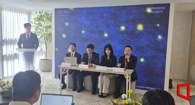 15일 서울 양천구 오목교역 앞에 위치한 목동 르엘 라운지에서 롯데건설 관계자들이 목동 신시가지 수주 전략과 르엘 라운지에 대해 설명하고 있다. 사진 오른쪽부터 권동혁 도시정비팀 그룹장, 홍효정 인테리어팀 팀장, 송강수 설계팀 팀장, 강영수 도시정비팀 팀장. 심성아 기자