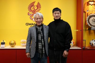 광주축구전용구장 대표이사실에서 노동일 광주FC 대표이사와 이정효 전 감독이 함께 포즈를 취하고 있다. 광주FC 제공