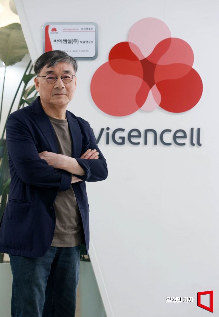 기평석 바이젠셀 대표가 서울 금천구 사옥에서 아시아경제와 만나 포즈를 취하고 있다. 2026.9.15 김현민 기자