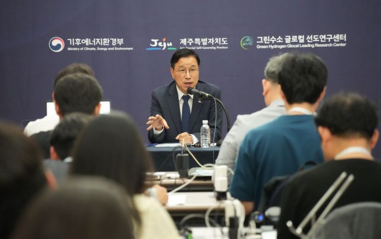 위성곤 제주도지사가 15일 제주국제컨벤션센터에서 열린 '2026 그린수소글로벌포럼'에서 기후에너지환경부 출입기자단과 간담회를 하고 있다. 제주도청