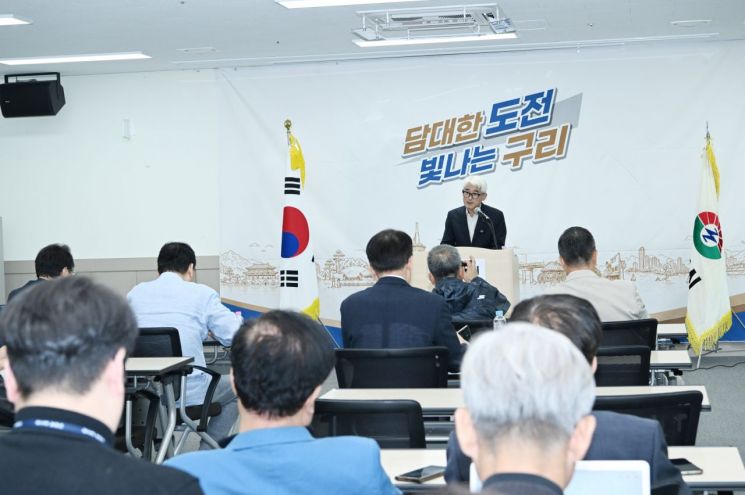구리시가 15일 여성행복센터 대회의실에서 대변인 긴급 기자 브리핑을 열고 당정 정책협의회 결과와 공무원 폭행 사건, 보훈명예수당 제도 개선 등 주요 시정 현안에 대한 대응 방향을 밝히고 있다. 구리시 제공