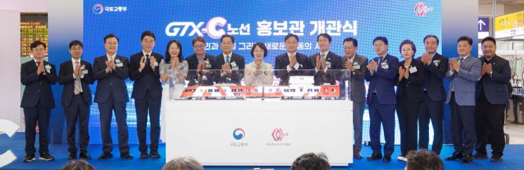 추미애 경기도지사가 15일 수원역에서 열린 ‘GTX-C노선 착공 홍보관 개관 행사’에 참석해 관계자들과 기념촬영을 하고 있다. 경기도 제공