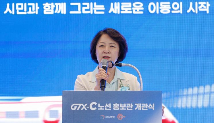추미애 경기도지사가 15일 수원역에서 열린 ‘GTX-C노선 착공 홍보관 개관 행사’에 참석해 축사를 하고 있다. 경기도 제공