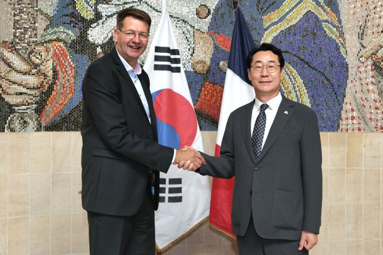 정명근 화성특례시장(오른쪽)이 지난 14일(현지시간) 프랑스 덩케르크시에서 파트리스 베르그리에트 덩케르크시장과 양 도시의 교류협력 확대 방안을 논의한 후 기념촬영을 하고 있다. 화성시 제공