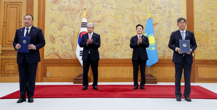 김이탁 국토교통부 차관과 누를란 사우란바예프 카자흐스탄 교통부장관이 15일 청와대에서 이재명 대통령과 카심-조마르트 토카예프 대통령이 임석한 가운데 미래항공모빌리티 발전 협력에 관한 양해각서 문건을 교환한 뒤 기념 촬영을 하고 있다. 2026.9.15 연합뉴스