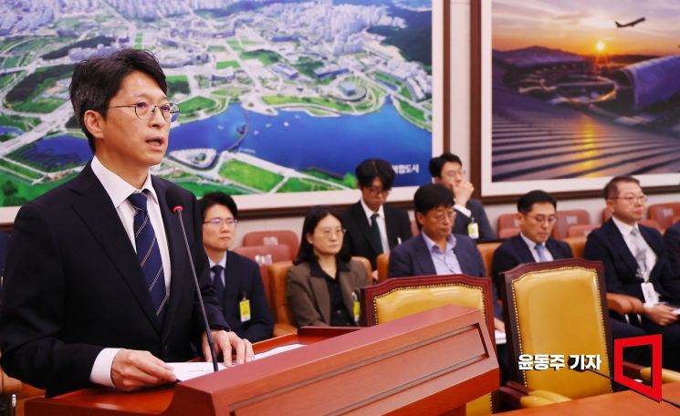 홍지선 국토교통부 장관이 16일 국회에서 열린 인사청문회에 출석, 모두발언을 하고 있다. 윤동주 기자
