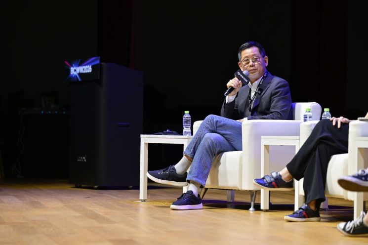 정근욱 KT스튜디오지니 대표가 15일 서울 코엑스에서 열린 '국제방송영상마켓(BCWW)'의 '무한 확장성, 숏폼이 바꾼 미디어 패러다임과 비즈니스 모델' 세션에서 발언하고 있다./한국콘텐츠진흥원.