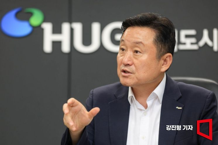 최인호 주택도시보증공사 사장이 16일 서울 여의도 주택도시보증공사 서울서부지사에서 아시아경제와 인터뷰 하고 있다. 강진형 기자
