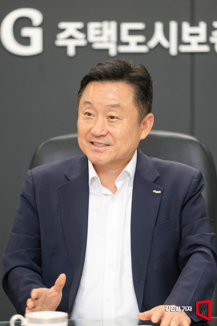 최인호 주택도시보증공사 사장이 16일 서울 여의도 주택도시보증공사 서울서부지사에서 아시아경제와 인터뷰 하고 있다. 강진형 기자