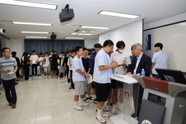 2025년 7월 14일 장석복 한국과학기술원(KAIST) 화학과 교수(현 IBS 원장)이 모교인 강원도 태백의 황지고등학교를 방문, '탄광촌의 아이에서 과학자로'를 주제로 강연한 후 후배인 학생들이 최고 과학자에게 사인을 받고 같이 사진을 찍기 위해 길게 줄을 섰다. 한림원 제공