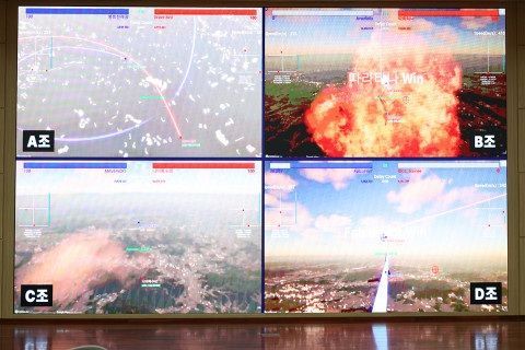 대회장 화면에 중계된 AI 공중전 경기 장면. 예선 참가팀의 F-16 전투기들이 서울 상공을 비행하며 교전을 펼치고 있다. 항공대 제공