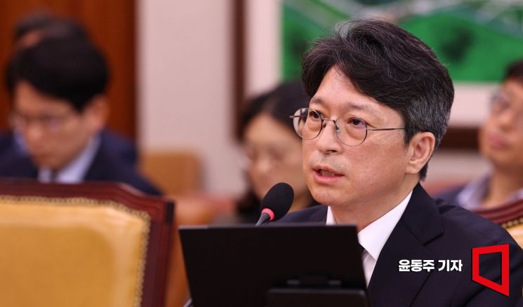 홍지선 국토교통부 장관 후보자가 16일 국회에서 열린 인사청문회에서 의원들 질의에 답변하고 있다. 윤동주 기자