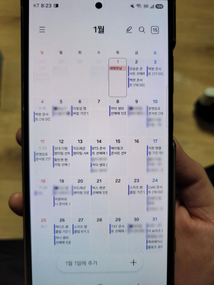 A씨는 대학 졸업 후 별다른 직업 없이 암표 판매를 사실상 생업으로 삼았으며 전자상거래업 사업자 등록까지 한 것으로 조사됐다. 티켓 배송지를 구매자로 변경하거나 계정을 넘기는 방식, 공연 현장에서 입장용 팔찌를 전달하는 방식 등을 이용했다. 경기북부경찰청