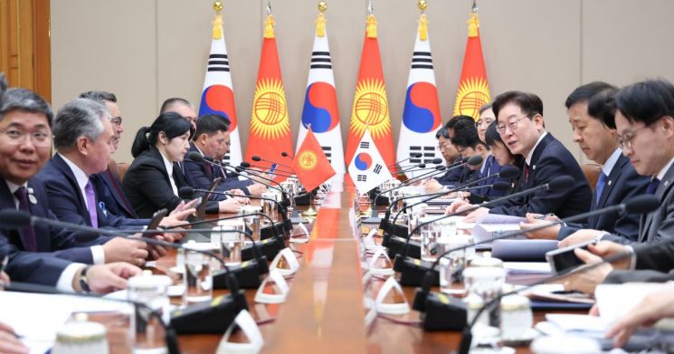 이재명 대통령과 사디르 자파로프 키르기스스탄 대통령이 16일 청와대에서 정상회담을 하고 있다. 2026.9.16 연합뉴스