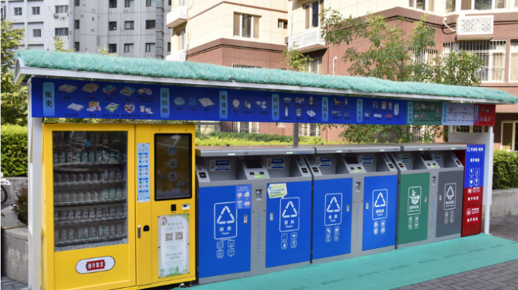 베이징시 시청구 더성먼의 한 주거 단지에 있는 쓰레기 수거장. Chinadaily.com