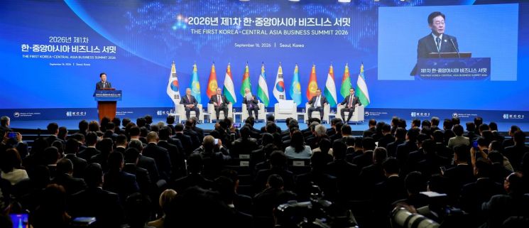 이재명 대통령이 16일 서울의 한 호텔에서 열린 제1회 한·중앙아시아 비즈니스 서밋에서 연설하고 있다. 2026.9.16 연합뉴스