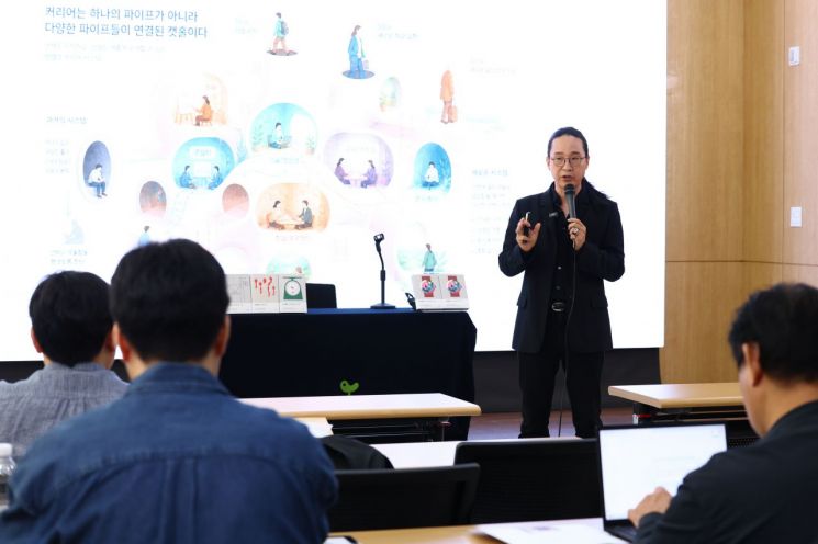 송길영 작가가 16일 서울 종로구 필원에서 열린 신간 '시대예보: 수고인류의 시간' 출간 기자간담회에서 책에 대해 설명하고 있다. 연합뉴스