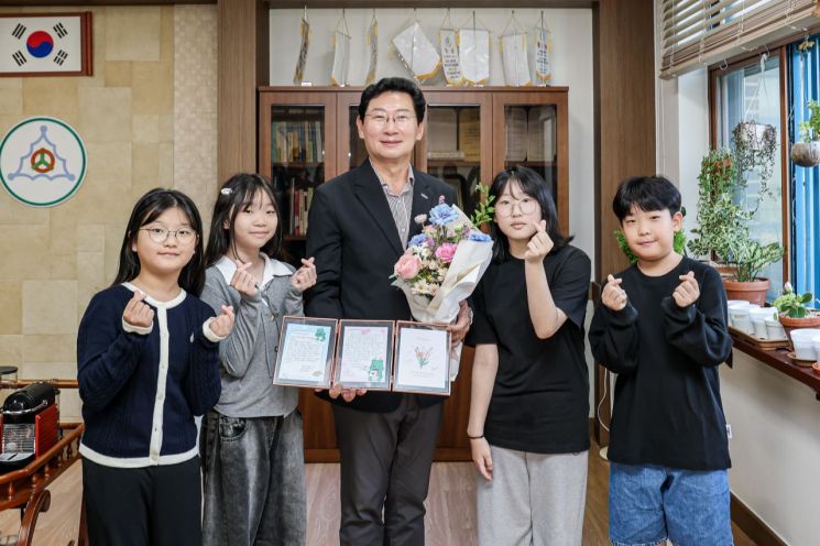 이상일 용인특례시장이 16일 서원초 학생 대표들로부터 감사 편지를 받고 기념 촬영하고 있다. 용인시 제공