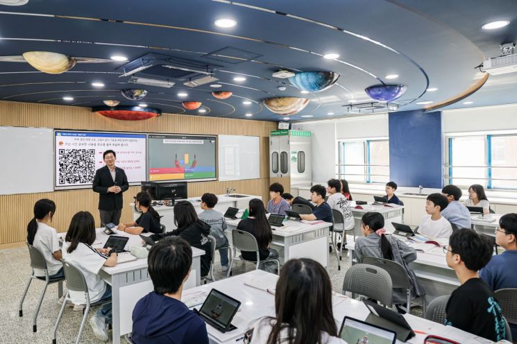 이상일 용인특례시장이 16일 서원초를 찾아 새롭게 단장한 과학실에서 학생들을 격려하고 있다. 용인시 제공