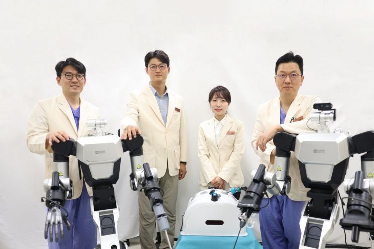 삼성서울병원 휴머노이드 수술보조로봇 개발진. 오른쪽부터 정용기 이비인후과 교수, 배주영 성형외과 교수, 정규환 지능형의료로봇연구센터 교수, 오남기 이식외과 교수. 삼성서울병원