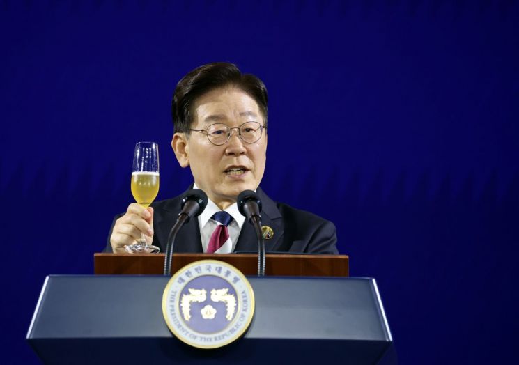 이재명 대통령이 16일 서울 한 호텔에서 열린 2026년 제1차 한·중앙아시아 정상회의 공식 만찬에서 건배사를 하고 있다. 2026.9.16 연합뉴스