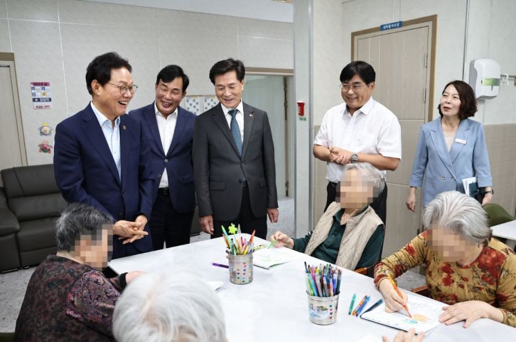 박완수 경남도지사(가장 왼쪽)가 밀양시립노인요양원에서 입소 어르신들과 대화를 나누고 있다. [사진제공=경남도]